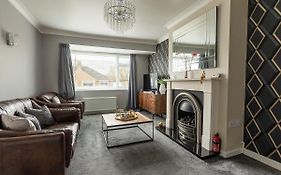 Woodfield Road - 2 Bed In Harrogate With Spacious Garden & Hot Tub Hire